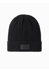 Ombre Clothing - Męska dzianinowa czapka o sweterkowym splocie z naszywką – czarna V1 OM-ACWH-0122 - uniwersalny. Kolor: czarny. Materiał: dzianina. Wzór: ze splotem, aplikacja. Styl: klasyczny, casual #3