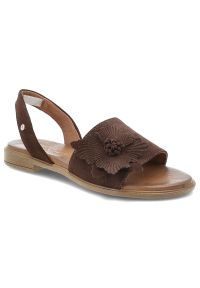 Sandały damskie Armodo, cholewka ze skóry naturalnej zamszowej odkryta konstrukcja z szerokim pasem ozdobnym motywem kwiatowym stabilna niska podeszw. Okazja: na co dzień. Kolor: brązowy. Materiał: zamsz, skóra. Wzór: kwiaty. Styl: casual #7