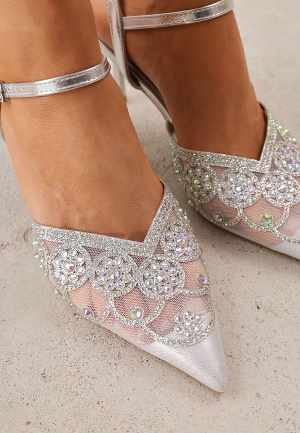 Renee - Srebrne Siateczkowe Czółenka na Szpilce VICES Ozdobione Cyrkoniami i Brokatem Orinelis. Zapięcie: sprzączka. Kolor: srebrny. Materiał: satyna. Szerokość cholewki: normalna. Wzór: aplikacja. Obcas: na szpilce. Styl: glamour