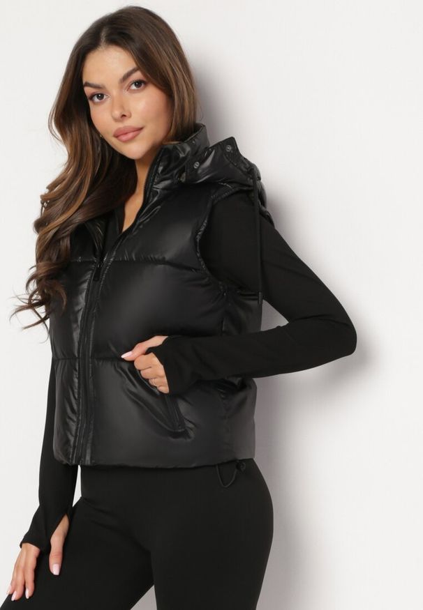 Born2be - Czarna Pikowana Kamizelka z Odpinanym Kapturem Winncea. Okazja: na co dzień. Kolor: czarny. Materiał: jeans. Styl: casual