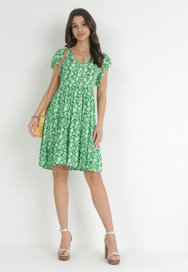 Born2be - Zielona Sukienka Mini z Wiskozy z Falbanką Przy Ramionach i na Dole Jaysing. Kolor: zielony. Materiał: wiskoza. Długość: mini