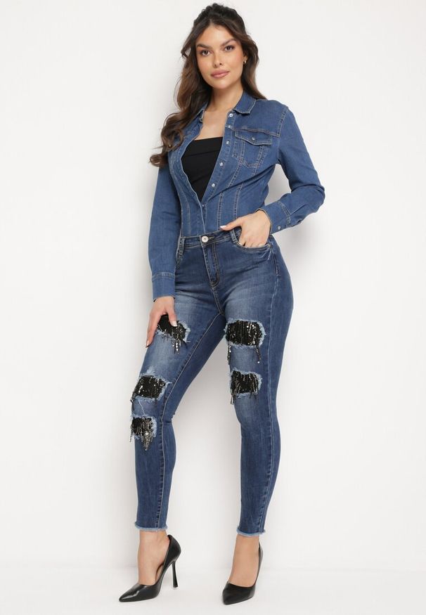 Born2be - Granatowe Jeansy Skinny z Dziurami Ozdobionymi Cyrkoniami Neeron. Kolor: niebieski. Wzór: aplikacja