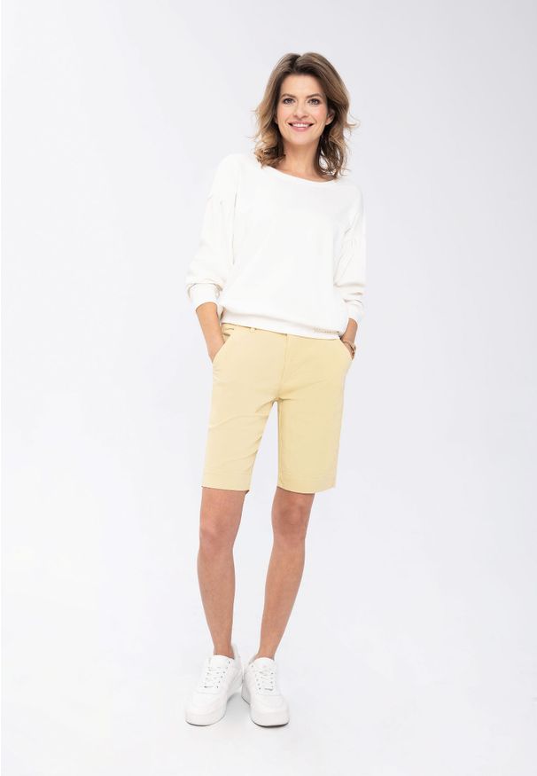 Volcano - Żółte szorty damskie z paskiem P-MIYA. Kolekcja: plus size. Kolor: żółty. Materiał: bawełna, skóra, tkanina. Wzór: gładki. Sezon: lato. Styl: klasyczny