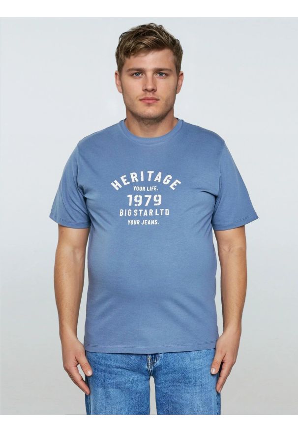 Big-Star - Koszulka męska z nadrukiem niebieska Serter 402. Okazja: na co dzień. Kolor: niebieski. Materiał: dzianina, bawełna. Wzór: nadruk. Styl: casual, klasyczny