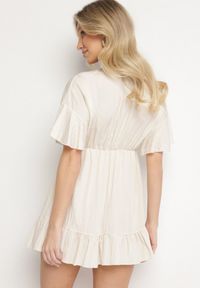 Born2be - Beżowa Nietoperzowa Sukienka z Wiskozą o Rozkloszowanym Kroju z Falbanką Tullimi. Okazja: na co dzień. Typ kołnierza: dekolt w kształcie V. Kolor: beżowy. Materiał: wiskoza. Styl: casual, elegancki #7