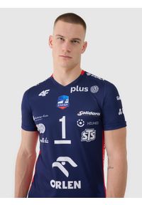 4f - Koszulka meczowa replika wyjazdowa z sezonu 2024/25 męska 4F x Zaksa Kędzierzyn Koźle - Kurek - multikolor. Typ kołnierza: dekolt w serek. Kolor: wielokolorowy. Materiał: syntetyk, włókno, dzianina, materiał. Wzór: gładki, nadruk, ze splotem. Styl: sportowy, klasyczny