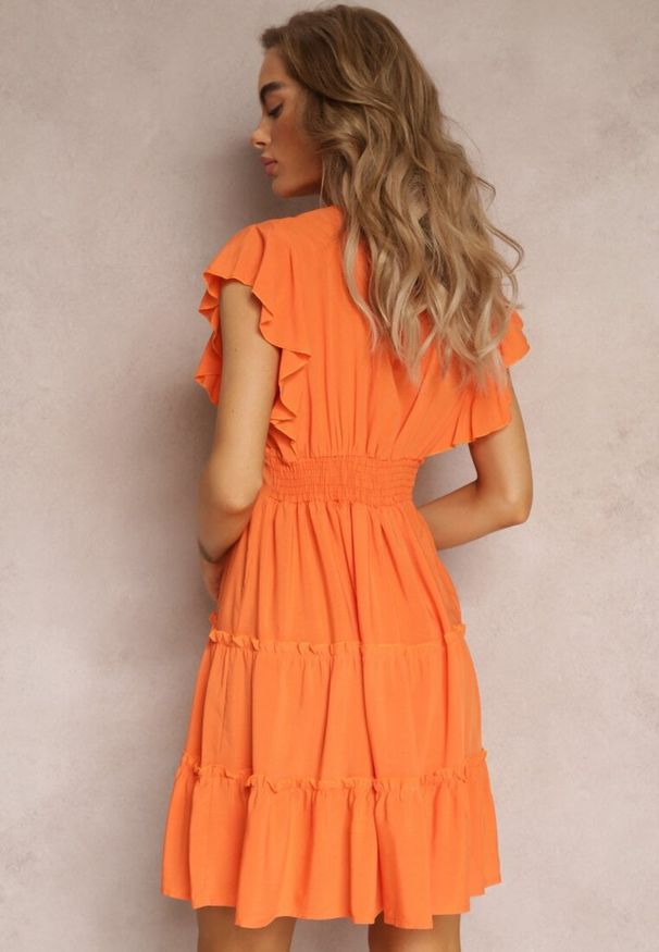 Renee - Pomarańczowa Taliowana Sukienka Mini Ozdobiona Falbankami Salleni. Okazja: na co dzień. Typ kołnierza: kołnierz z falbankami. Kolor: pomarańczowy. Materiał: wiskoza. Wzór: aplikacja. Styl: casual. Długość: mini