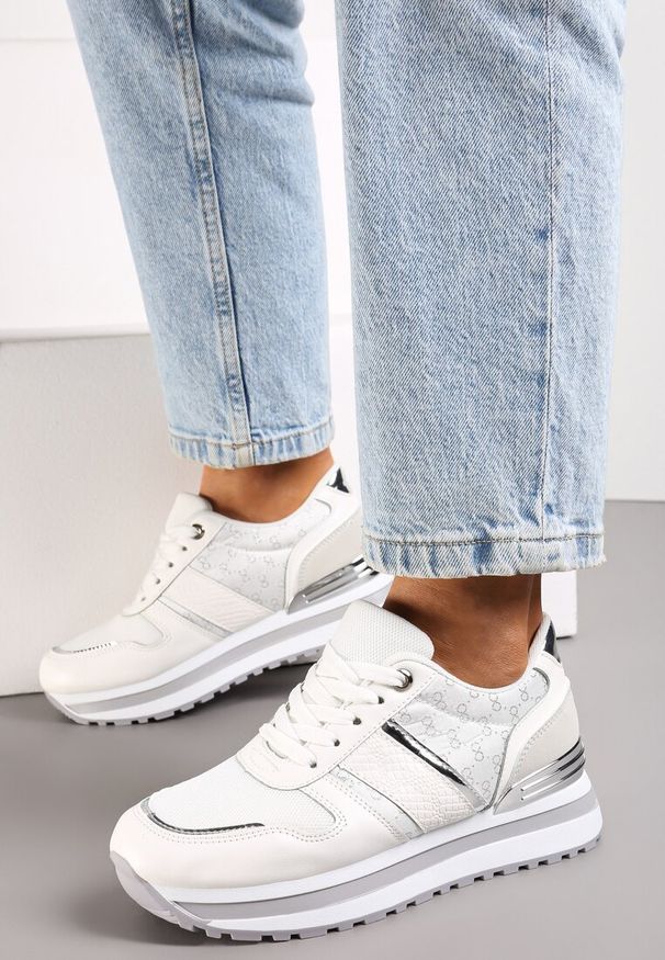 Renee - Białe Sneakersy na Podeszwie z Pianki ze Sznurowaniem i Błyszczącymi Detalami Weline. Okazja: na co dzień. Kolor: biały