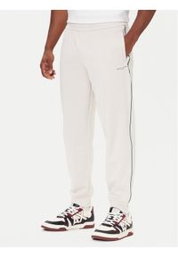 Armani Exchange Spodnie dresowe XM001358 AF16278 U1013 Écru Regular Fit. Materiał: syntetyk