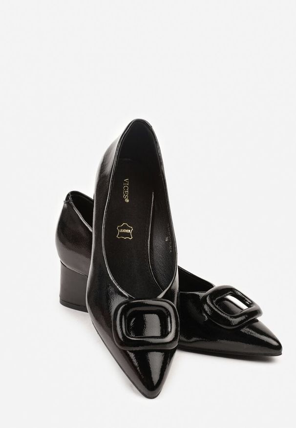 Born2be - Czarne Czółenka na Obcasie Vices ze Skórzaną Wkładką Ozdobione Klamrą Aponelle. Zapięcie: klamry. Kolor: czarny. Materiał: skóra. Wzór: aplikacja. Obcas: na obcasie. Wysokość obcasa: średni