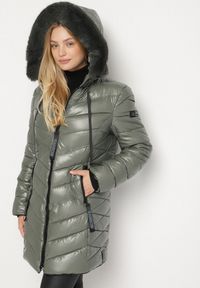 Born2be - Zielona Pikowana Kurtka z Kapturem z Futerkiem Zorria. Typ kołnierza: kaptur. Kolekcja: plus size. Kolor: zielony. Materiał: futro. Wzór: aplikacja