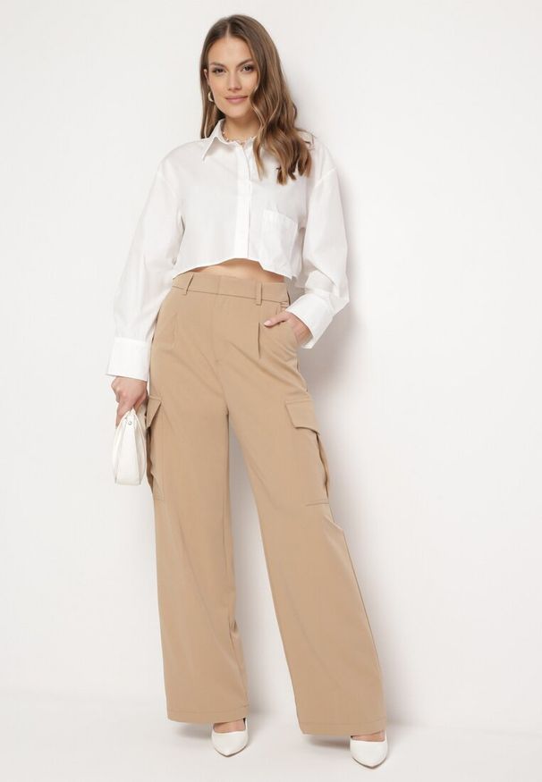 Born2be - Beżowe Eleganckie Spodnie z Szerokimi Kieszeniami Cargo i Wysoką Talią Akeldia. Stan: podwyższony. Kolor: beżowy. Styl: elegancki