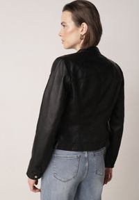 Born2be - Czarna Gładka Kurtka Ramoneska o Taliowanym Kroju Tessalin. Okazja: na co dzień. Kolor: czarny. Materiał: poliester, jeans. Wzór: gładki. Styl: casual #4