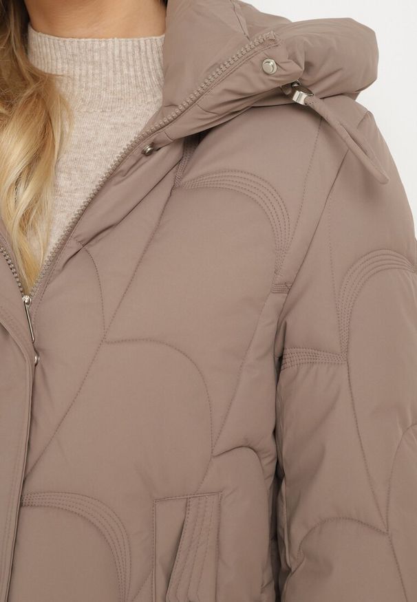 Born2be - Ciemnobeżowa Pikowana Kurtka o Pudełkowym Kroju z Kapturem i Ściągaczami Selizola. Okazja: na spacer. Typ kołnierza: kaptur. Kolor: beżowy. Materiał: jeans, skóra. Styl: sportowy