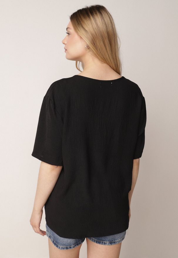 Born2be - Czarny Minimalistyczny T-shirt z Teksturowanej Tkaniny z Bawełną Shinost. Okazja: na co dzień, do pracy. Kolekcja: plus size. Kolor: czarny. Materiał: tkanina, bawełna. Styl: casual