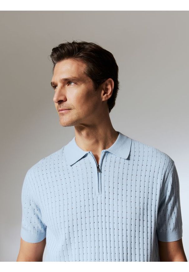 Reserved - Sweter polo z dodatkiem lnu - jasnoniebieski. Typ kołnierza: polo. Kolor: niebieski. Materiał: len