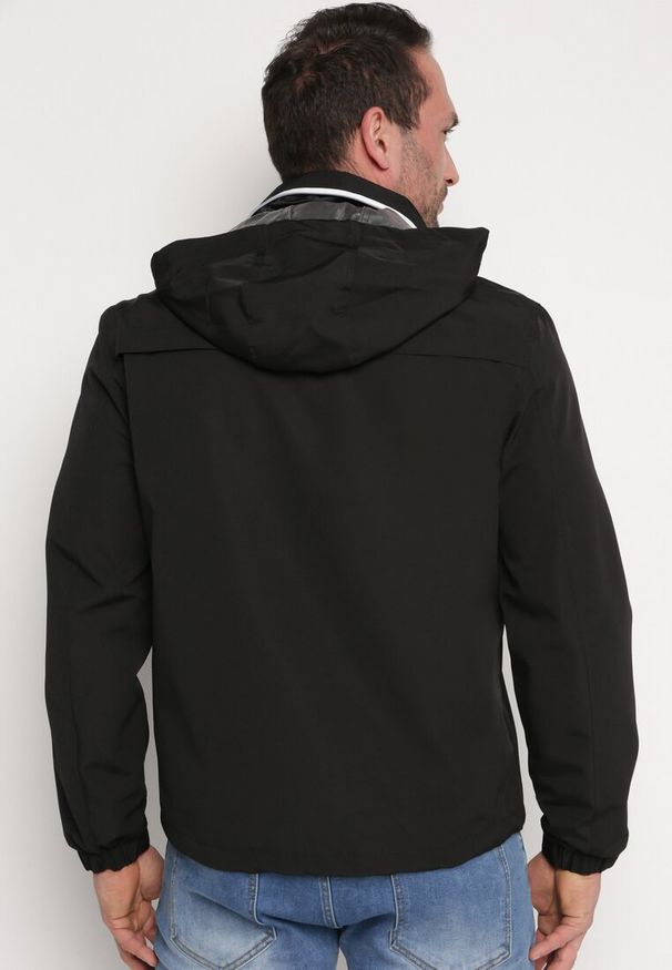 Born2be - Czarna Kurtka Wiatrówka z Kapturem Schowanym w Kołnierzu Fioratte. Typ kołnierza: kaptur. Kolor: czarny. Materiał: tkanina