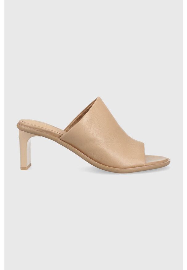 Calvin Klein klapki skórzane CURVED STILETTO MULE damskie kolor beżowy na słupku HW0HW01628. Kolor: beżowy. Materiał: skóra. Obcas: na słupku. Wysokość obcasa: średni