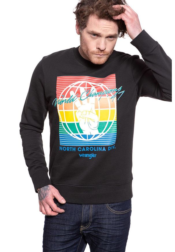 Wrangler - BLUZA WRANGLER GLOBE SWEAT FADED BLACK W6C5HXXV6 112130708. Wzór: nadruk