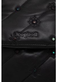 Desigual Plecak damski kolor czarny mały z aplikacją. Kolor: czarny. Wzór: aplikacja #2