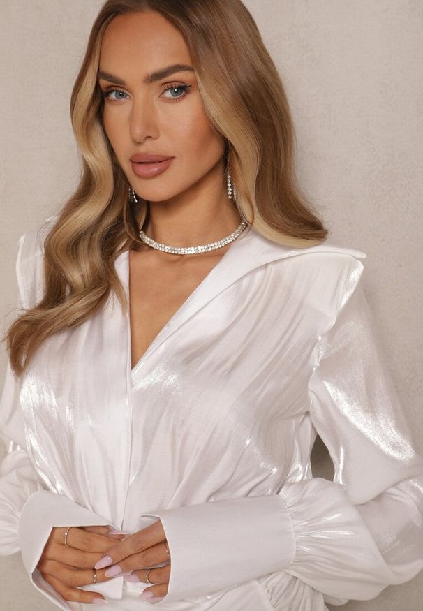 Renee - Biała Drapowana Sukienka z Satyny z Paskami i Klamrami z Cyrkoniami Mevione. Kolor: biały. Materiał: satyna. Wzór: aplikacja. Styl: elegancki