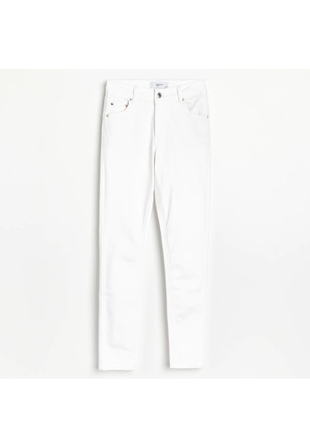Reserved - Jeansy slim - Biały. Kolor: biały