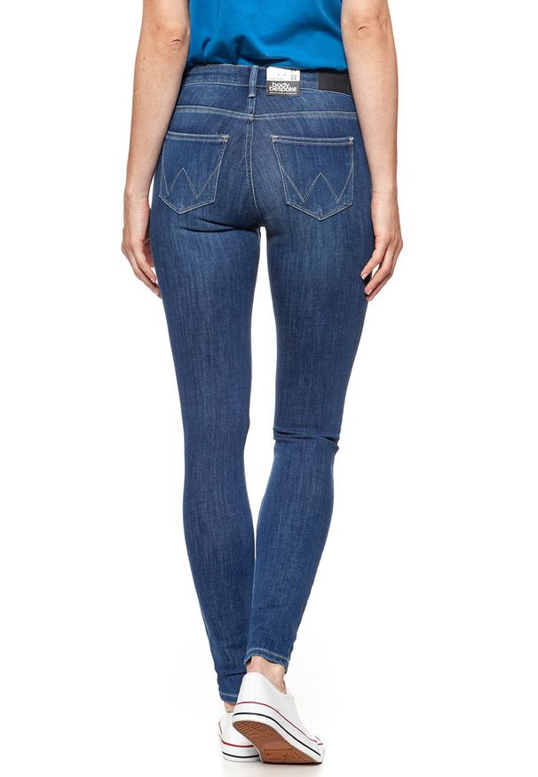 Wrangler - WRANGLER SUPER SKINNY SUMMER SKY W29JGT12W. Długość: długie. Wzór: ażurowy, aplikacja. Sezon: lato. Styl: klasyczny, sportowy