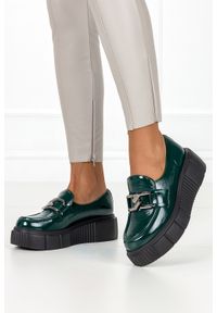 Casu - Zielone mokasyny skórzane lakierowane na platformie z łańcuchem produkt polski casu 20101. Kolor: zielony. Materiał: lakier, skóra. Obcas: na platformie #1