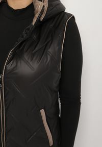 Born2be - Czarna Pikowana Kamizelka z Odpinanym Kapturem Rilanisa. Okazja: na co dzień. Kolor: czarny. Materiał: jeans. Styl: klasyczny, casual, elegancki #2