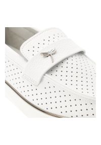 Mokasyny damskie Vinceza, cholewka ze skóry naturalnej licowej z perforacją wsuwany fason z ozdobnym paskiem zabudowany przód na lekkiej podeszwie, b. Zapięcie: pasek. Kolor: biały. Materiał: skóra. Szerokość cholewki: normalna #7