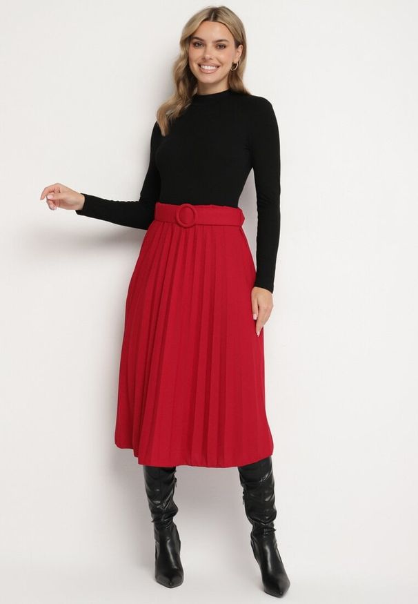 Born2be - Czerwona Plisowana Spódnica Ozdobiona Paskiem z Okrągła Klamrą Sanelle. Okazja: na co dzień. Kolor: czerwony. Wzór: aplikacja. Styl: elegancki, casual