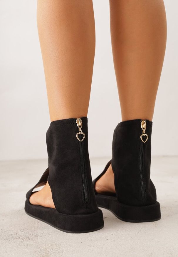 Renee - Czarne Sandały Typu Botki Ozdobione Metaliczną Klamrą z Przodu Adrasaia. Zapięcie: klamry. Kolor: czarny. Wzór: aplikacja. Sezon: lato