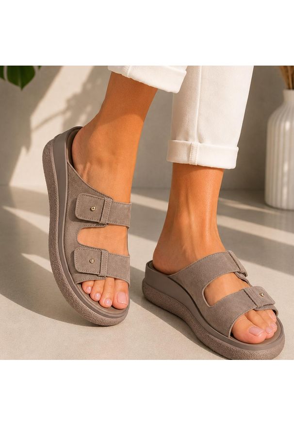 Skórzane apricot klapki damskie Vinceza 66916. Okazja: na co dzień. Materiał: zamsz, skóra. Sezon: lato, wiosna. Obcas: na platformie. Styl: wakacyjny, casual