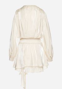 Born2be - Beżowa Wiskozowa Sukienka Ozdobiona Wiązaniem i Falbanką Rallio. Okazja: na co dzień, na imprezę. Typ kołnierza: kołnierz z falbankami. Kolor: beżowy. Materiał: wiskoza. Wzór: aplikacja. Typ sukienki: proste. Styl: casual, elegancki #7