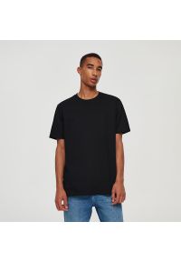 House - Luźna koszulka z naszywką czarna - Czarny. Kolor: czarny. Wzór: aplikacja #1