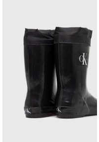 Calvin Klein Jeans kalosze dziecięce kolor czarny. Kolor: czarny. Materiał: materiał, guma. Szerokość cholewki: normalna. Wzór: gładki #2