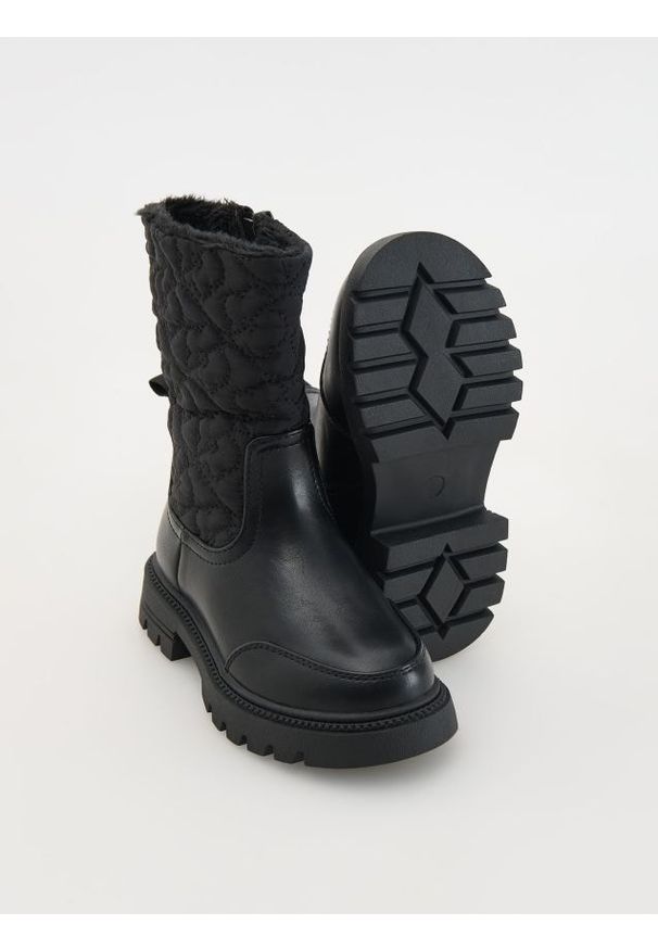 Reserved - Ocieplane kozaki - czarny. Kolor: czarny. Materiał: materiał