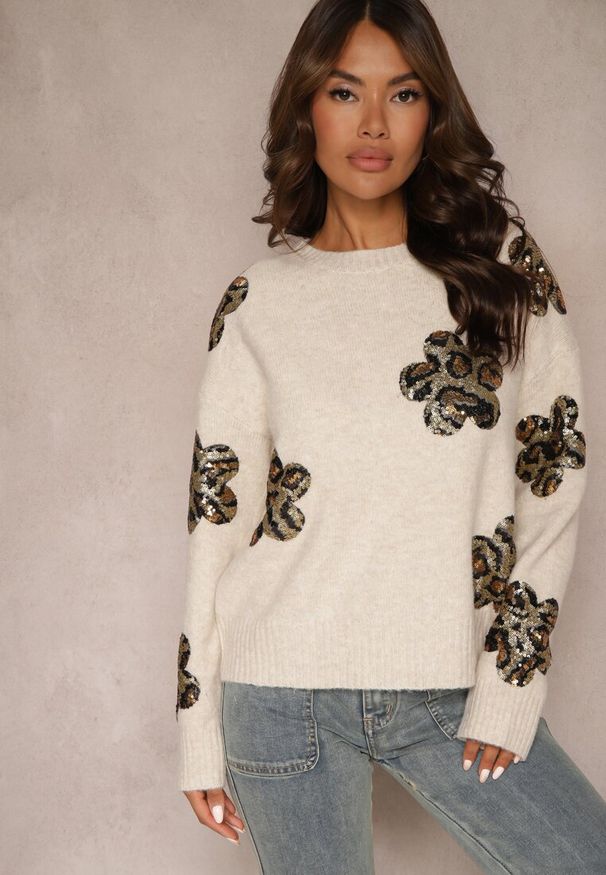 Renee - Beżowy Sweter Ozdobiony Cekinami i Naszywkami w Kształcie Kwiatów Cialuna. Okazja: na co dzień. Kolor: beżowy. Materiał: jeans. Wzór: aplikacja, kwiaty. Styl: elegancki, casual