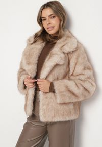 Born2be - Beżowa Kurtka Futerko z Ozdobnym Kołnierzem Talliea. Okazja: na co dzień. Kolor: beżowy. Materiał: futro. Styl: wizytowy, klasyczny, casual, elegancki #3