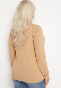 Born2be - Beżowy Golf Sedevus. Okazja: na co dzień. Typ kołnierza: golf. Kolekcja: plus size. Kolor: beżowy. Długość: długie. Wzór: gładki. Materiał: jeans, dzianina. Długość rękawa: długi rękaw. Styl: casual, elegancki, wizytowy #6