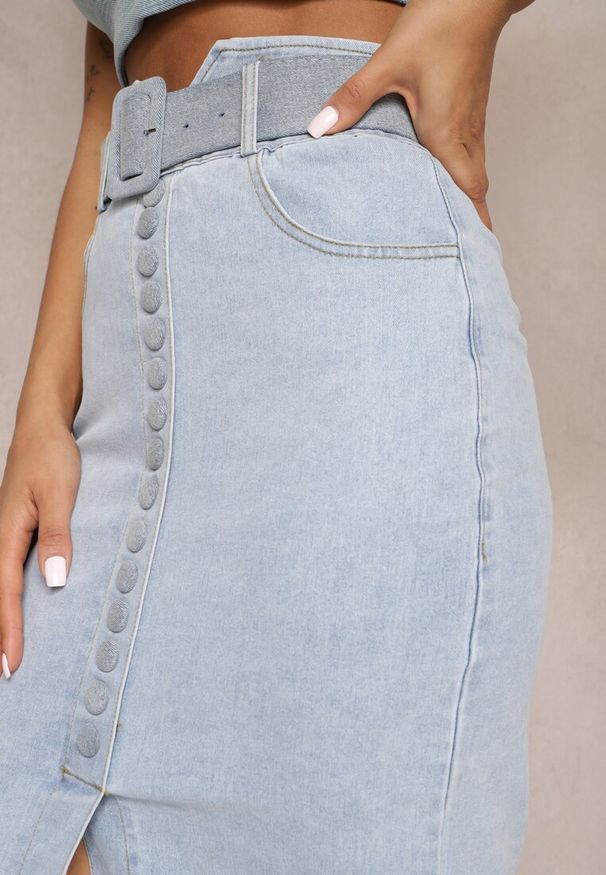 Renee - Jasnoniebieska Jeansowa Spódnica Ołówkowa Midi z Guzikami i Rozcięciem Jackiesa. Kolor: niebieski. Materiał: jeans