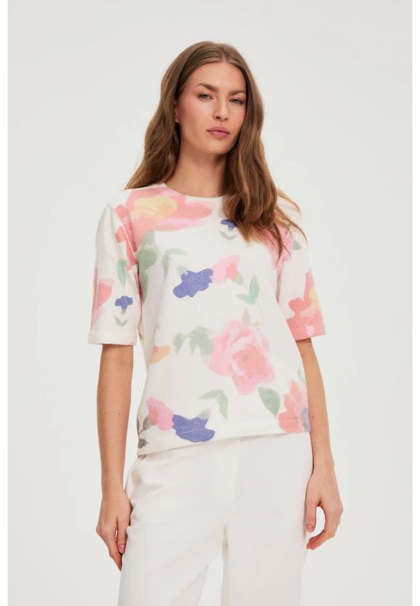 MOODO - Sweter w kwiaty biały. Kolor: biały. Materiał: poliester, poliamid, wiskoza. Wzór: kwiaty