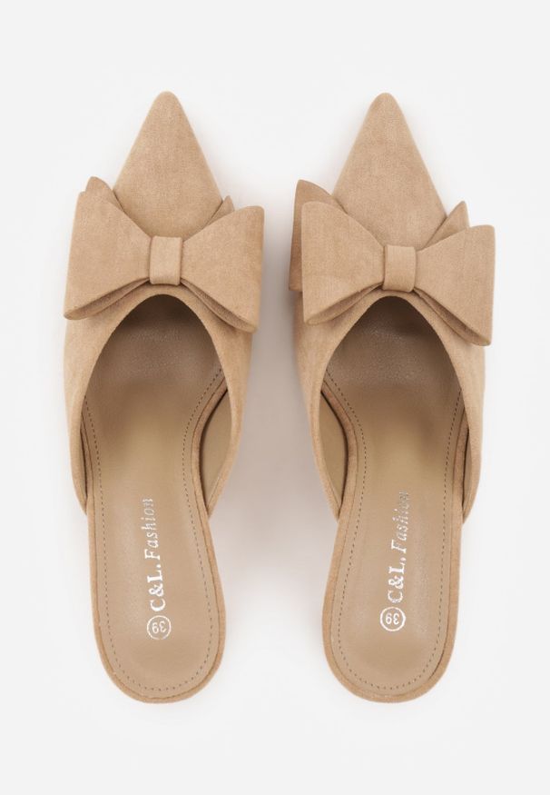 Renee - Ciemnobeżowe Klapki Mule na Szpilce z Kokardką Kimoseis. Nosek buta: otwarty. Kolor: beżowy. Materiał: zamsz, skóra. Wzór: aplikacja. Sezon: lato. Obcas: na szpilce. Wysokość obcasa: średni