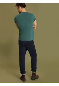 TOP SECRET - Spodnie męskie typu basic z pięcioma kieszeniami o regularnym kroju. Okazja: na co dzień. Kolor: niebieski. Materiał: bawełna. Styl: casual, klasyczny #2