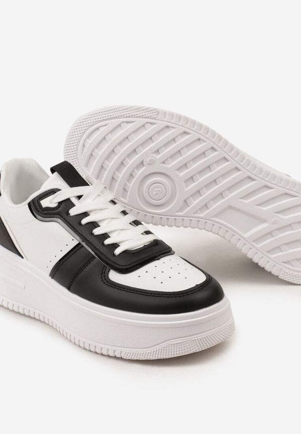 Renee - Biało-Czarne Sznurowane Sneakersy na Grubej Podeszwie Salsabil. Kolor: biały. Materiał: materiał. Wzór: aplikacja. Obcas: na platformie