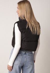 Born2be - Czarna Krótka Kamizelka Pikowana Typu Puffer Niraemius. Okazja: na co dzień. Kolor: czarny. Materiał: poliester. Długość: krótkie. Styl: casual #7