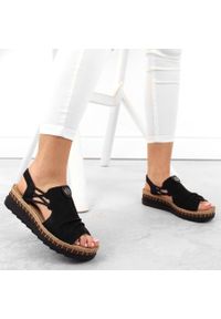Komfortowe sandały damskie na koturnie wsuwane czarne Rieker V7972-00. Zapięcie: bez zapięcia. Kolor: czarny. Obcas: na koturnie #7