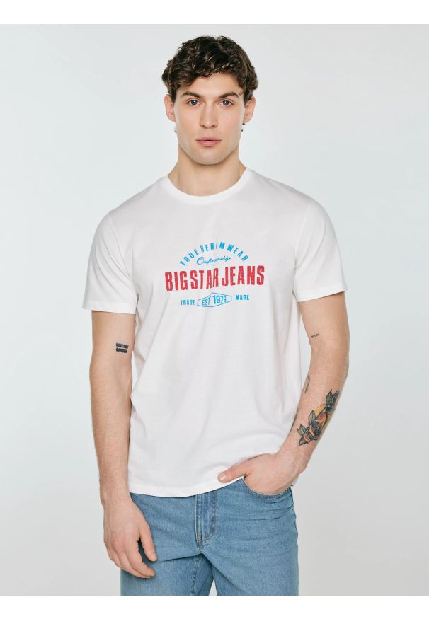 Big-Star - Koszulka męska z kontrastowym nadrukiem biała Sers 100. Kolor: biały. Materiał: denim, skóra, dzianina. Wzór: nadruk. Styl: elegancki, klasyczny