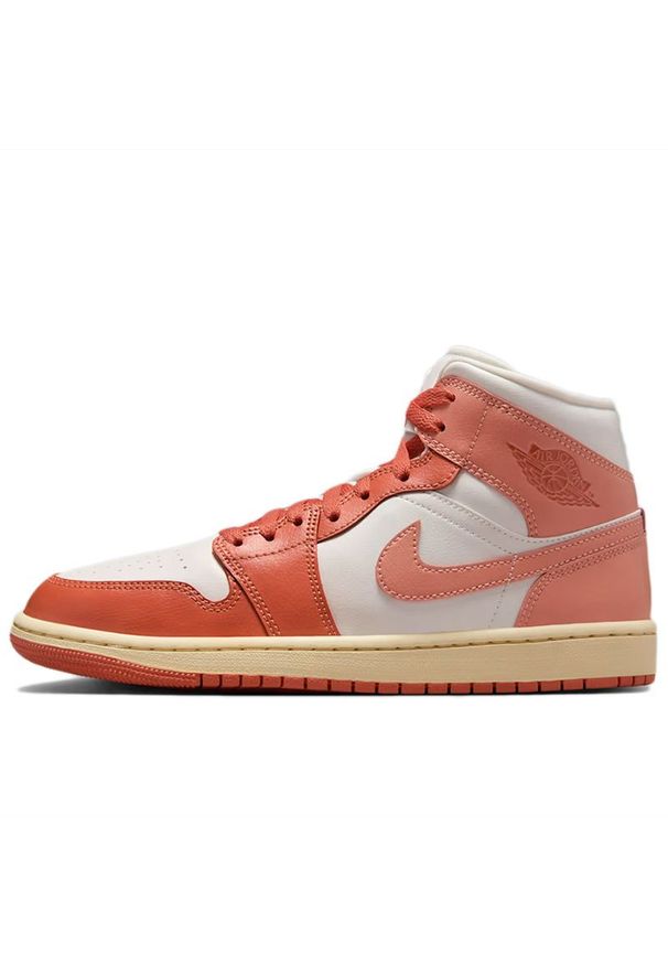 Buty damskie Nike Air Jordan 1 Mid BQ6472-180 - biało-pomarańczowe. Kolor: pomarańczowy, biały, wielokolorowy. Materiał: guma, syntetyk, materiał, skóra. Szerokość cholewki: normalna