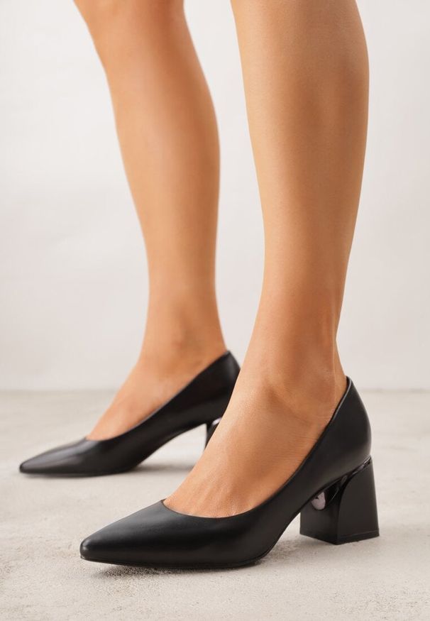 Renee - Czarne Czółenka na Stożkowym Słupku o Nicud. Okazja: na co dzień, na spotkanie biznesowe. Kolor: czarny. Materiał: skóra, jeans. Obcas: na słupku. Styl: casual, biznesowy. Wysokość obcasa: średni